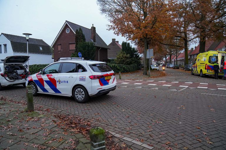 Het ongeluk gebeurde op de kruising van de Willem Prinzenstraat met de Hurksestraat in Helmond (foto: Harrie Grijseels/SQ Vision). 