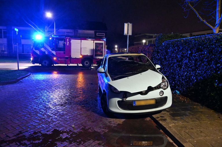 De brandweer was snel aanwezig, maar kon niet voorkomen dat de auto verloren ging (foto: Perry Roovers/SQ Vision).