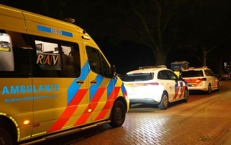 De drenkeling werd in een ambulance naar een ziekenhuis gebracht, een van de agent ging met haar mee (foto: Bart Meesters). 