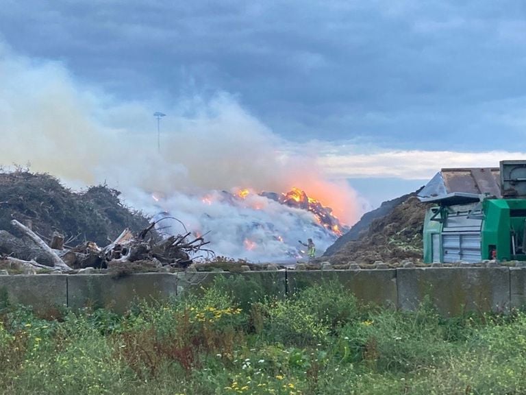 Bij de brand in Moerdijk komt veel rook vrij (foto: Veiligheidsregio Midden-West-Brabant).