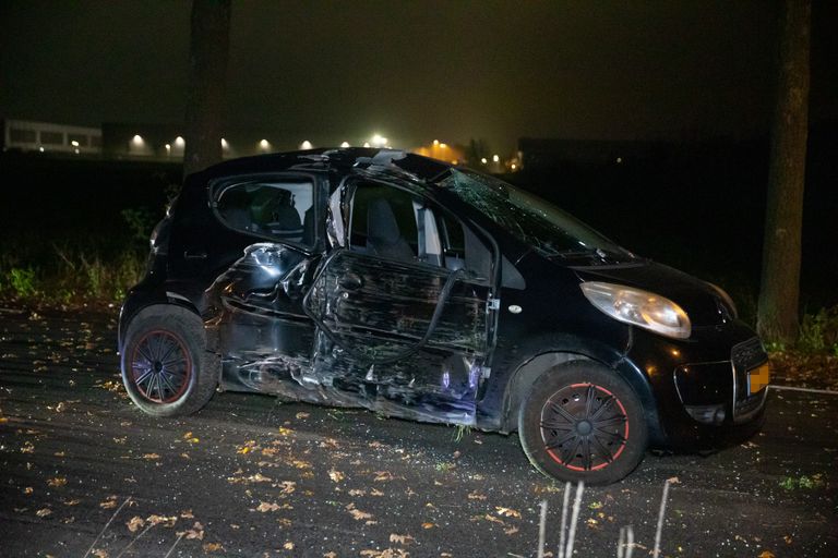De auto raakte zwaar beschadigd (foto: Christian Traets/SQ Vision).