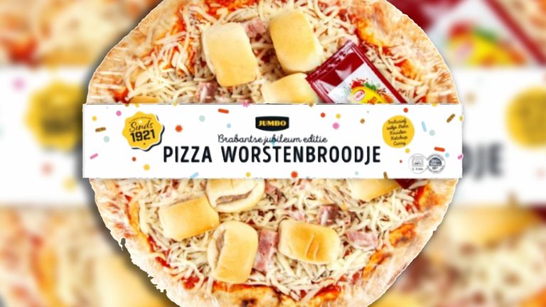 De pizza is al belegd met worstenbroodjes, de curry moet je er zelf nog overheen smeren (foto: Jumbo).