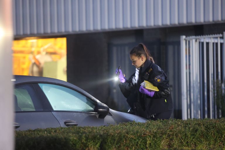 De beschoten auto staat op de parkeerplaats van Matador Exploitatie aan de Torenstraat in Helvoirt (foto: Bart Meesters).