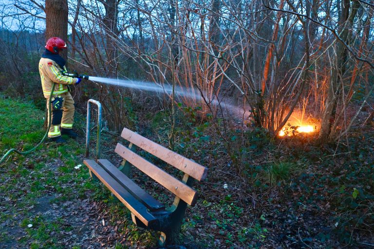 De brandweer blust het brandje in Best (foto: Sander van Gils/SQ Vision).