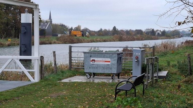 Het Burgemeester Delenkanaal waar de politie aan het zoeken is (foto: Leon Voskamp).