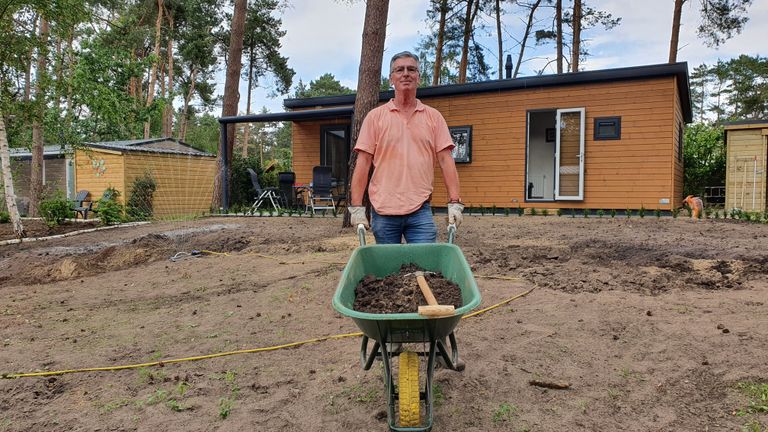 Ton legt zelf zijn tuin aan bij zijn nieuwe chalet. (Foto: Collin Beijk)