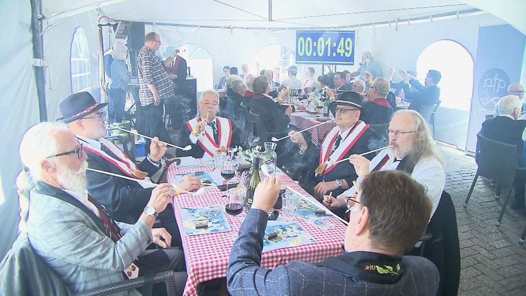 De tent stond al snel blauw van de rook (foto: Omroep Brabant).