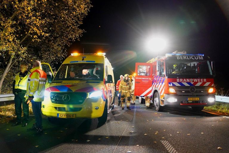 Vanwege de aanrijding op de Kanaaldijk-Noord werden diverse hulpdiensten opgeroepen (foto: Bart Meesters).