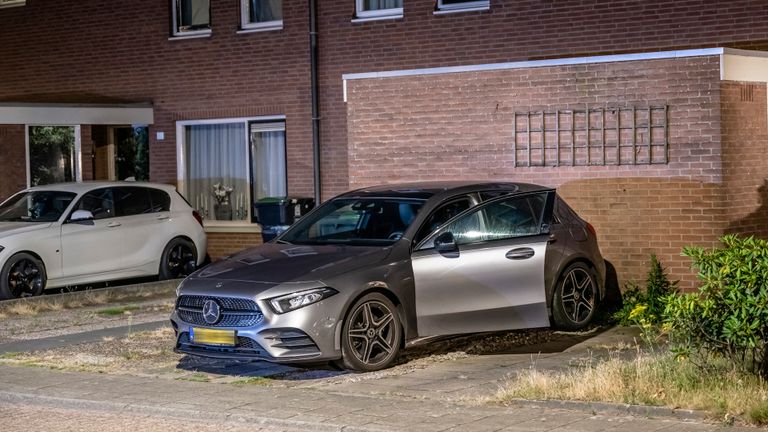 Een auto met openstaand portier op de plaats delict (foto: SQ Vision).