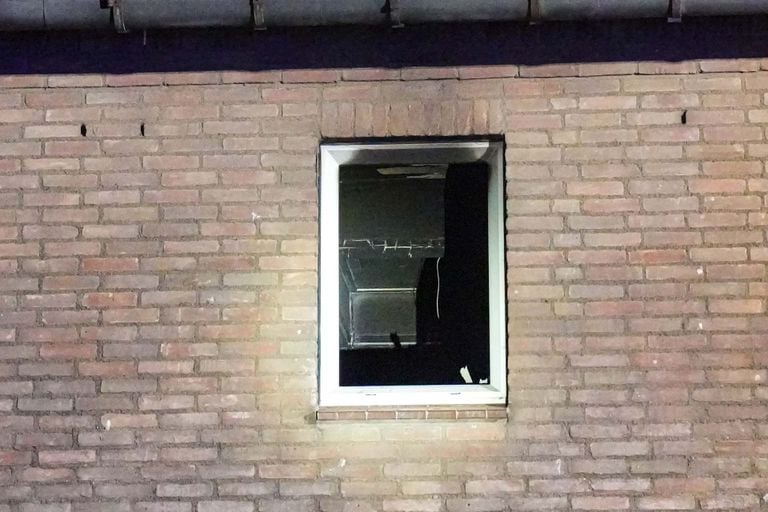 De brand brak uit in de badkamer van de woning aan de Wethouder Ebbenlaan in Helmond (foto: Harrie Grijseels/SQ Vision).