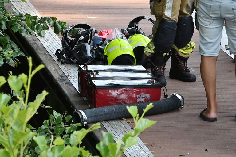 De brandweer haalde de smeltende accu's van het plezierjacht in Breda (foto: Perry Roovers/SQ Vision).