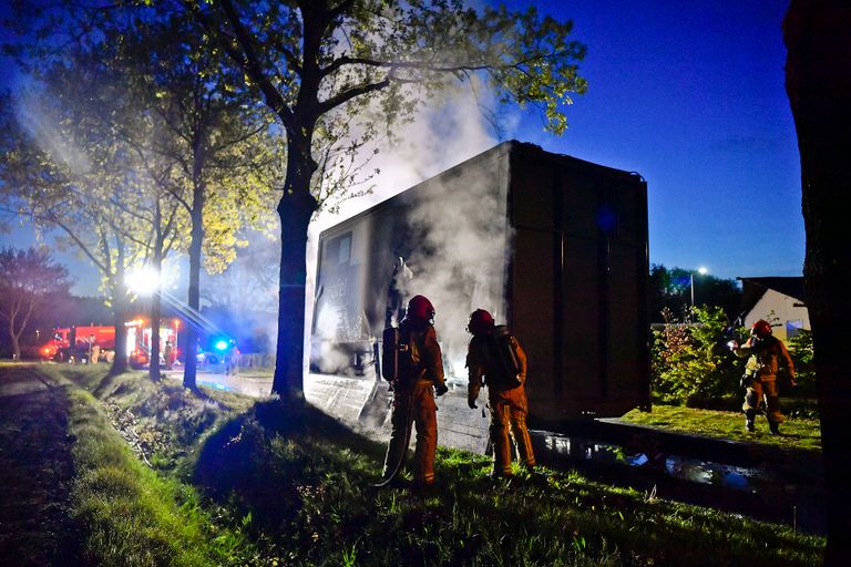 Toen de brandweer aankwam, was de aanhanger al door de vrachtwagenchauffeur losgekoppeld van de vrachtwagen (foto: Rico Vogels/SQ Vision)