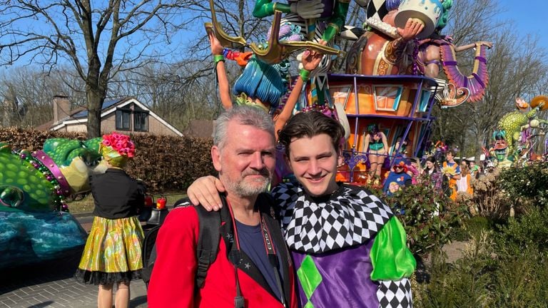 Ruud en zijn zoon Wies met op de achtergrond de laatste carnavalswagen die ze samen ontwierpen (foto: Tom van den Oetelaar).