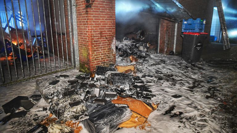 De troep die achterbleef na de brand (foto: Rico Vogels/SQ Vision Mediaprodukties).