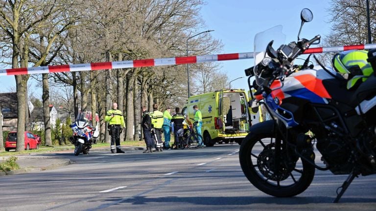 De Heerbaan in Breda werd na de aanrijding tijdelijk afgesloten (foto: Tom van der Put/SQ Vision).