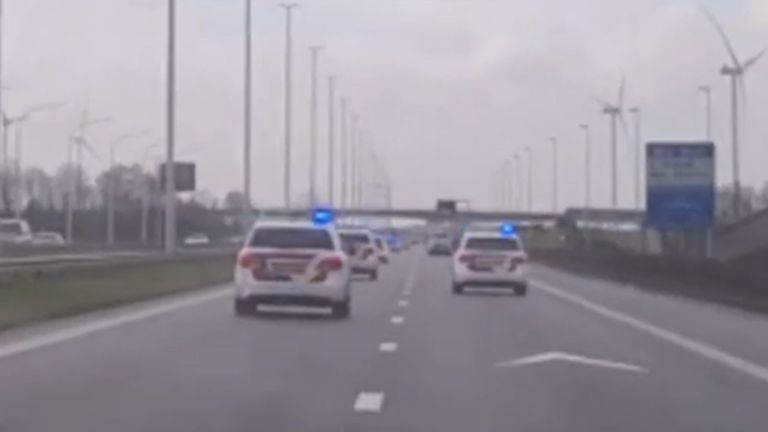 Een lange colonne politieauto's op de A16 en E19 (foto: Instagram @wijkagenten_etten_leur_z_en_w)