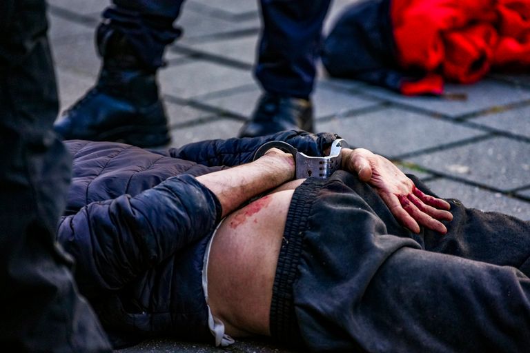 De man die overlast veroorzaakte werd opgepakt in de Oranjelaan (foto: SQ Vision)