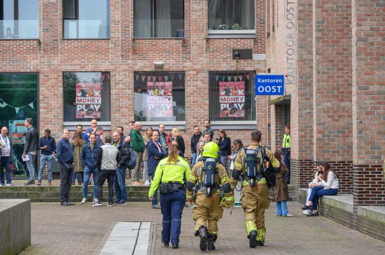 Vanwege de rook werd een deel van het kantoor in Breda ontruimd (foto: Tom van der Put/SQ Vision).
