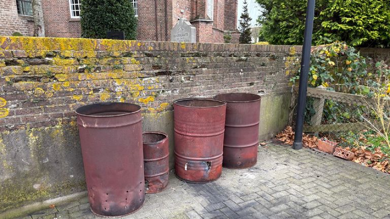 Achter de kerk in Veen staat een aantal stookvaten opgesteld (foto: Erik Peeters)