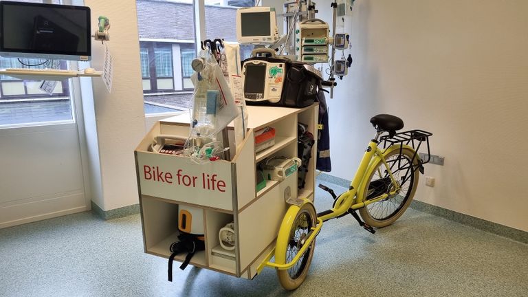 De ambulancefiets staat geparkeerd op de IC en SEH (foto: Collin Beijk).