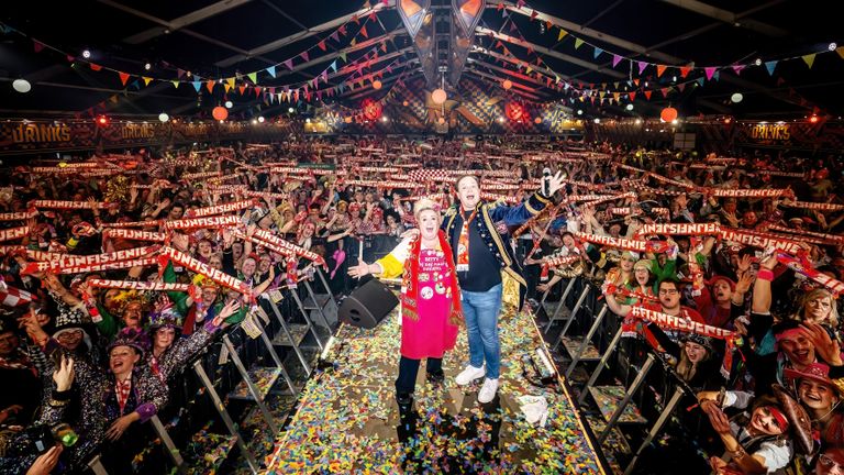 Christel de Laat en Jordy Graat met de traditionele foto met het 3 Uurkes-publiek (foto: EYE4images).