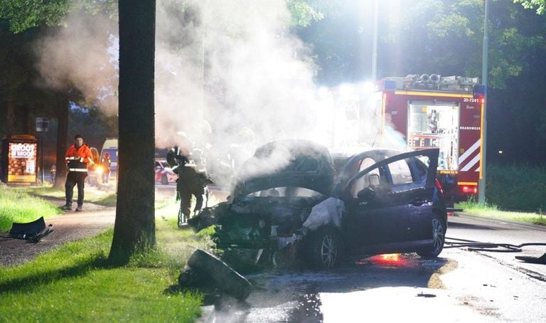 De auto brandde uit na de crash in de Europalaan in Kaatsheuvel (foto: Bart Meesters).