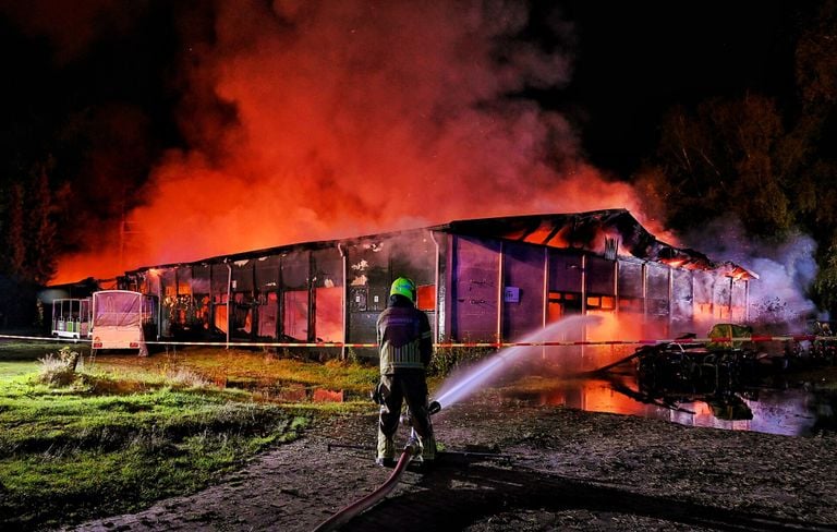 De loods werd volledig in de as gelegd (foto: Toby de Kort/SQ Vision).