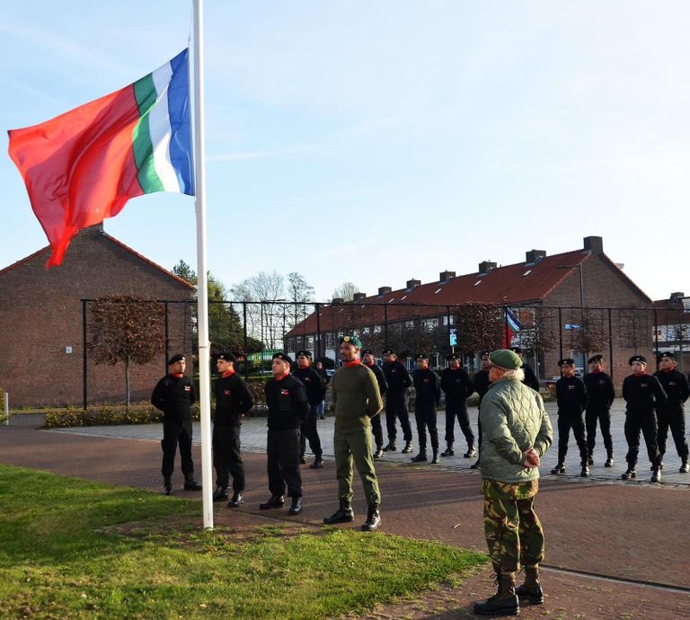De Molukker hijsen op 25 april de vlag van de RMS in Breda.