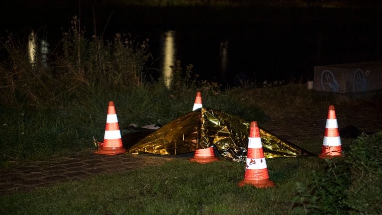 Sporen werden veiliggesteld door de politie na de vondst van de gewonde man in Tilburg (foto: Jack Brekelmans/SQ Vision).