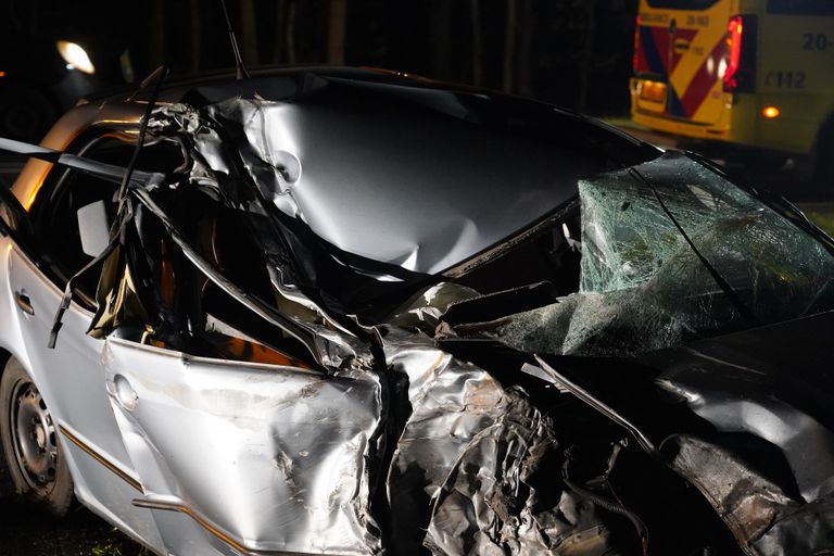 van de auto bleef na de botsingen op de N260 bij Gilze weinig over (foto: Jeroen Stuve/SQ Vision).