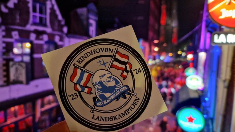 Deze kampioenssticker blijft volgende week ook nog wel kleven (foto: Noël van Hooft).