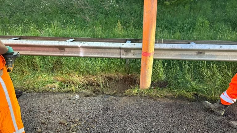 De grote grondstofzuiger die gebruik werd om de berm te saneren (foto: Weginspecteur Ivo).
