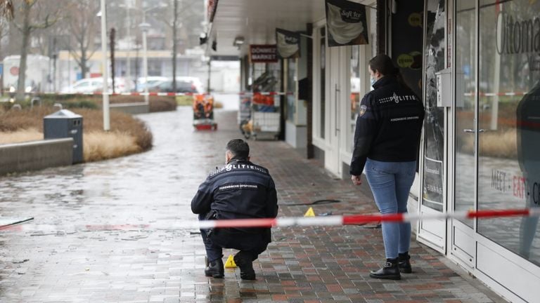 De omgeving van de horecazaak in Roosendaal is na de explosie afgezet (foto: Christian Traets/SQ Vision).