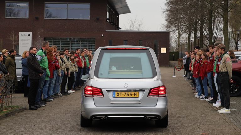 Scouts vormen een erehaag (foto: Collin Beijk).