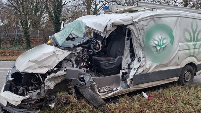 Het zwaar beschadigde bestelbusje (foto: Noël van Hooft).