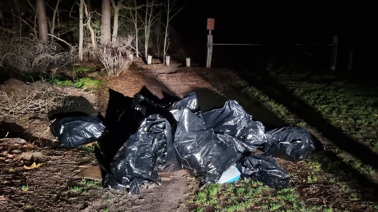 Vuilniszakken met hennepafval gevonden in Sint-Oedenrode (foto: Twitter Wijkagent Ger Roumen, @WA_Schijndel).