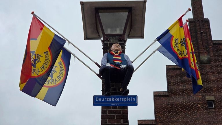 Het straatnaambordje hangt onder D'n Okke, midden op het plein (foto: Noël van Hooft).