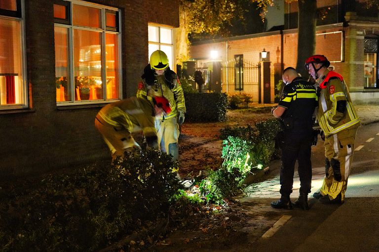 Auto ramt tegen huis en geparkeerde auto's (foto: Jeroen Stuve/SQ Vision).