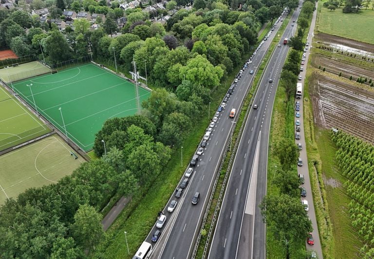 Een lange file op de N65 na een ongeluk en vanwege dancefestival Intents (foto: Toby de Kort).