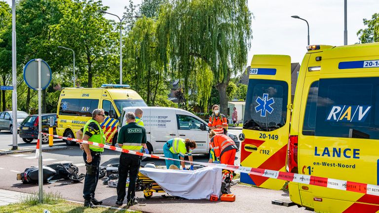 De slachtoffers van het ongeluk worden geholpen (foto: Jack Brekelmans/SQ Vision Mediaprodukties).