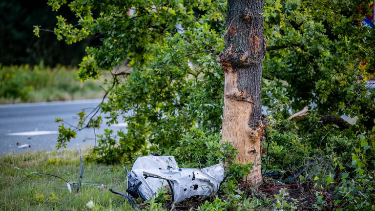 Mensen die de BMW zagen rijden, wordt gevraagd zich te melden bij de politie (foto: Jack Brekelmans/SQ Vision).