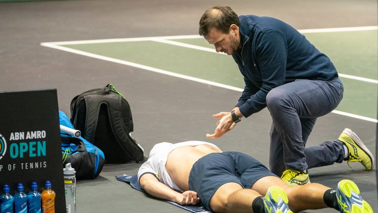 Tim van Rijthoven krijgt een behandeling tijdens de wedstrijd (Foto: OrangePictures)