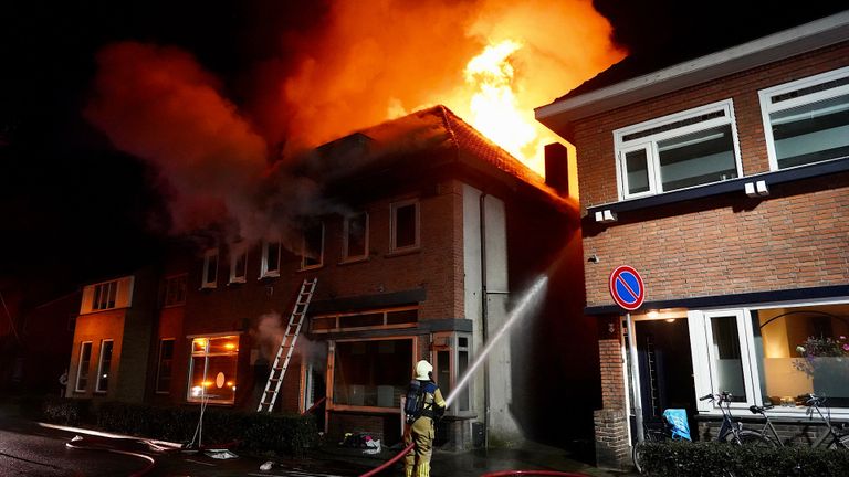 Vanwege de brand moesten niet alleen de bewoners van dit huis maar ook de buren hun huis verlaten (foto: Jeroen Stuve/SQ Vision).