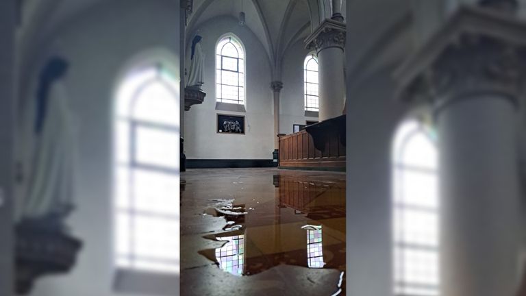 Regenwater valt naar binnen in de Houtse kerk (foto: Miranda van Bragt)