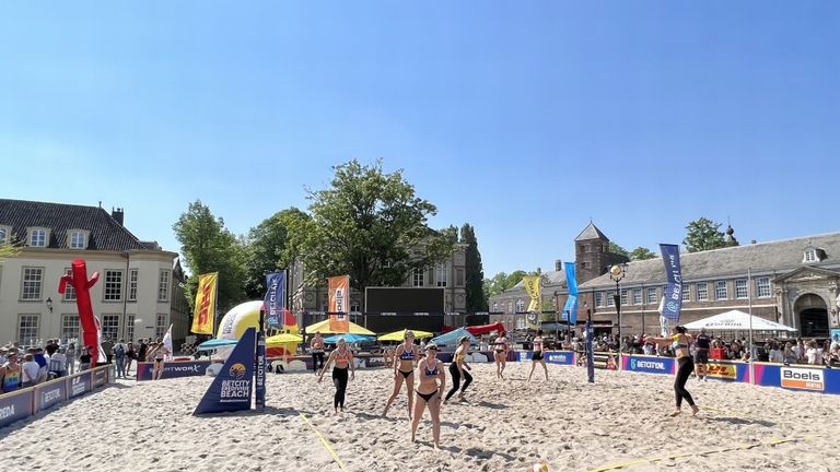 In Breda werd zelfs in bikini beachvolleybal gespeeld (foto: H. Voermans)