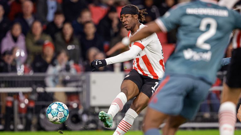 Noni Madueke (PSV) haalt uit, maar treft geen doel (foto: Orange Pictures)