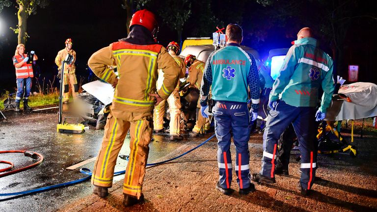 Het ongeluk in Knegsel gebeurde rond halfeen zaterdagnacht (foto: Rico Vogels/SQ Vision).