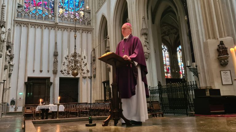 Bisschop de Korte gaat voor in de mis deze Aswoensdag in de Sint Jan (foto: Noël van Hooft).