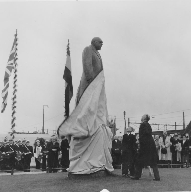 De onthulling van het beeld van Anton Philips (foto: Koninklijke Philips)