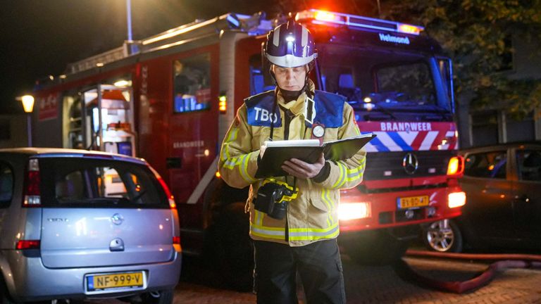 Hoe de brand in het huis in Helmond kon uitbreken, wordt onderzocht (foto: Harrie Grijseels/SQ Vision).